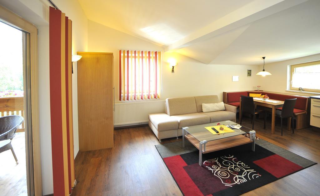 Haus Gisela Hotell Oetz Exteriör bild