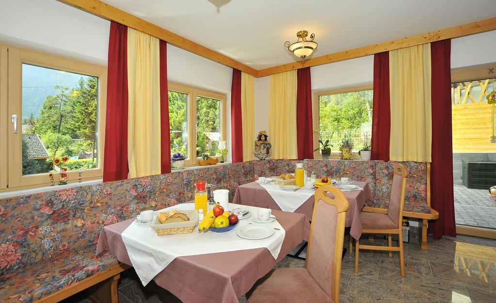Haus Gisela Hotell Oetz Exteriör bild
